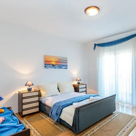 Beautiful In W/ 1 Bedrooms